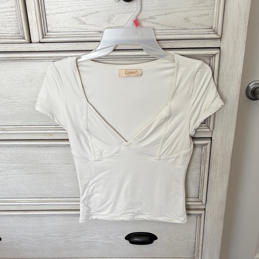 Que Cream V-Neck Crop Top